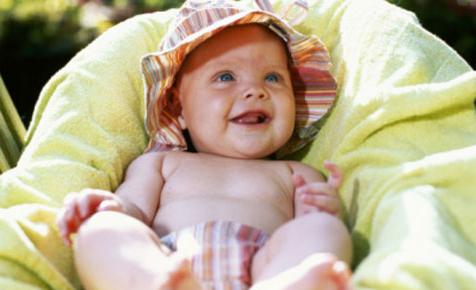 टहलने के लिए गर्मियों में एक नवजात शिशु पोशाक कैसे करें
